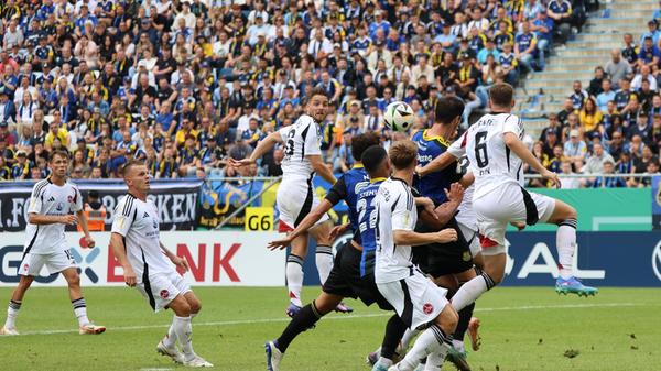 Trotzdem: Saarbrücken ist nun besser in der Partie, der Club kann sich der Umklammerung des Pokalschrecks kaum entziehen.