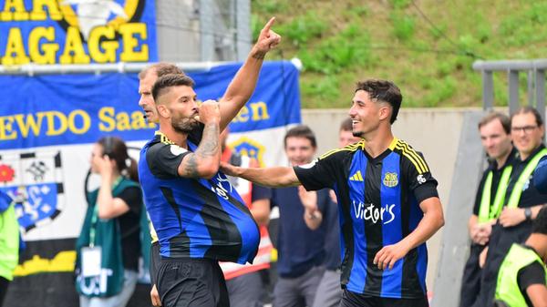 Folgerichtig ist deshalb der Ausgleichstreffer für Saarbrücken in der 80. Minute. Valentini rutscht im Strafraum weg, kann Brünker nur noch zu Boden reißen - der zeigt sich davon unbeeindruckt und trifft trotzdem mit einem wuchtigen Schuss zum inzwischen verdienten Ausgleich.