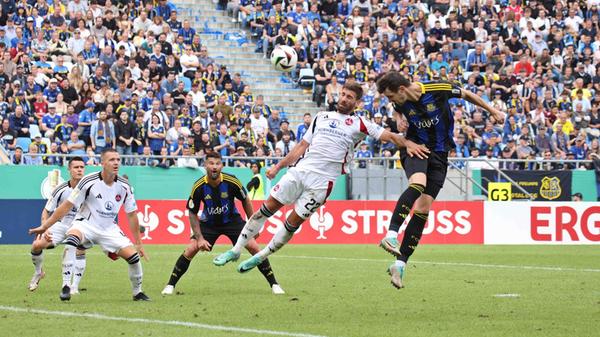 Es folgt die Verlängerung, nachdem die Partie nach 90 Minuten keinen Sieger findet. Die erste Hälfte der Extra-Zeit gehört klar Saarbrücken, das mehrmals gefährlich vors Nürnberger Tor kommt.