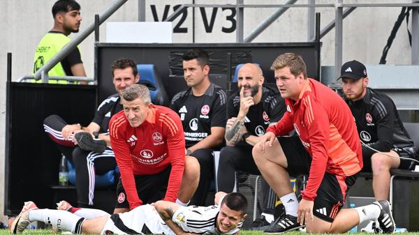 Krämpfe plagen die Spieler auf beiden Seiten. Beim Club muss Neuzugang Villadsen gleich mehrmals behandelt werden, zum Schluss geht beim Dänen gar nichts mehr.