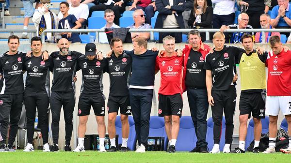 Die Partie endet Unentschieden - es geht ins Elfmeterschießen, die Anspannung ist auch auf der Club-Bank groß