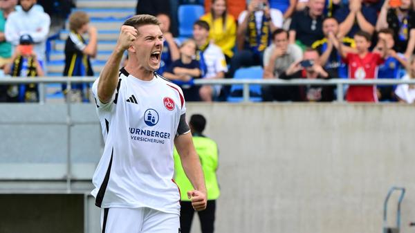 Duman macht den ersten Elfmeter sicher - und auch Flick, hier im Bild, trifft.