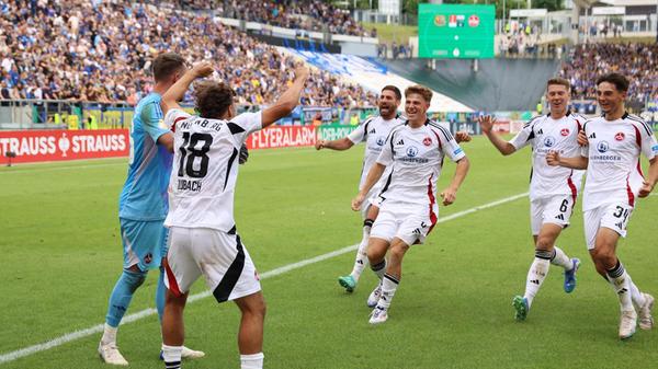 Überhaupt behalten alle Cluberer die Nerven, auch Serra, Schleimer und Lubach verwandeln ihre Elfmeter. Weil Mathenia den Strafstoß des Ex-Nürnbergers Zeitz festhält, ist der Club eine Runde weiter - und der Jubel grenzenlos.