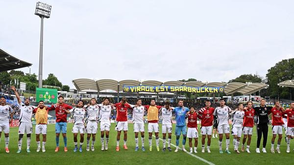 Die Mannschaft lässt sich von den mitgereisten Fans feiern.