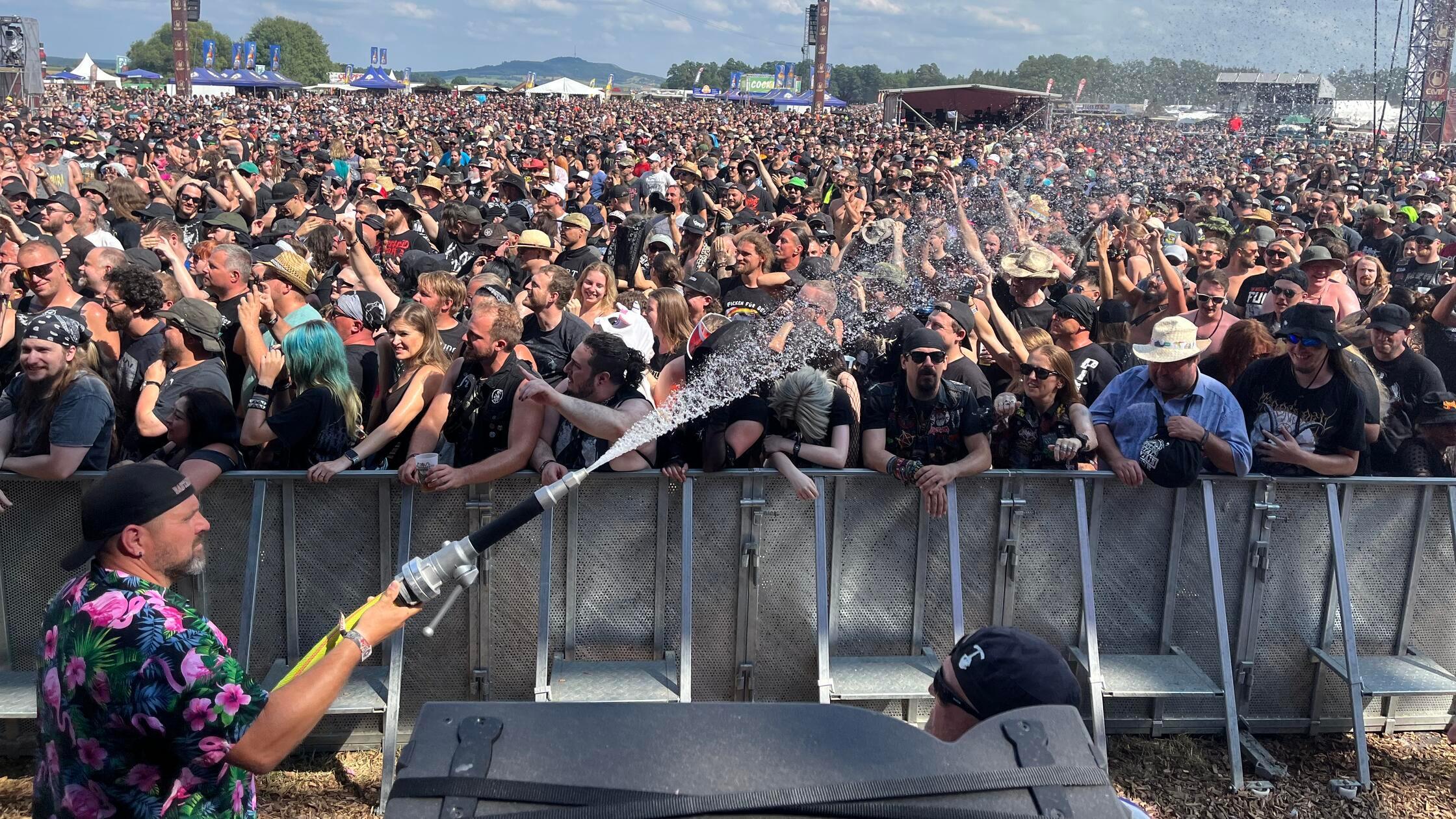 Wenn es doch mal zu heiß wurde, gab es Abkühlung von Festival-Mitarbeitern mit Wasserschlauch.