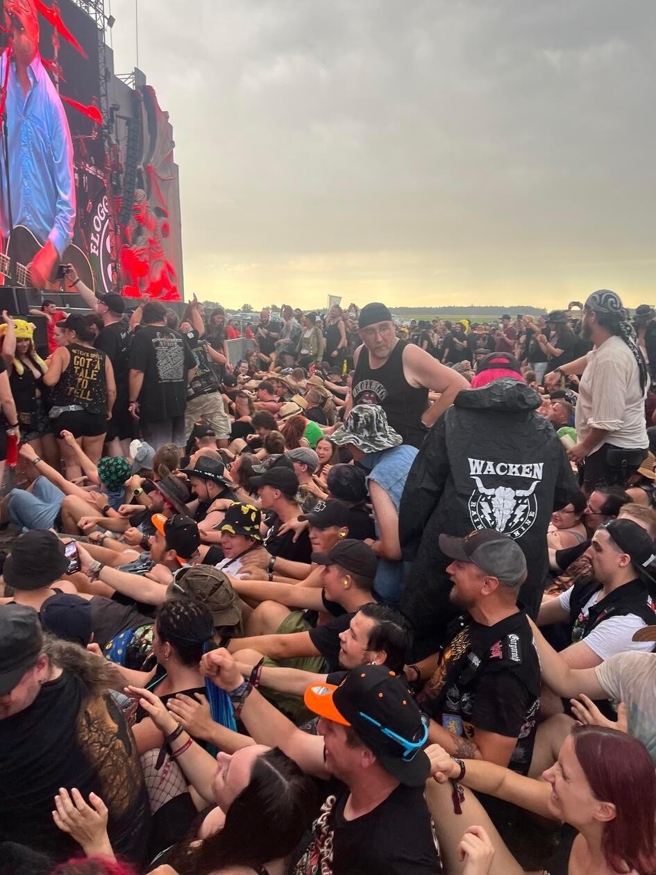 Warum sitzen hier einige auf dem Boden? Die irische Band "Flogging Molly" möchte die Fans rudern sehen.