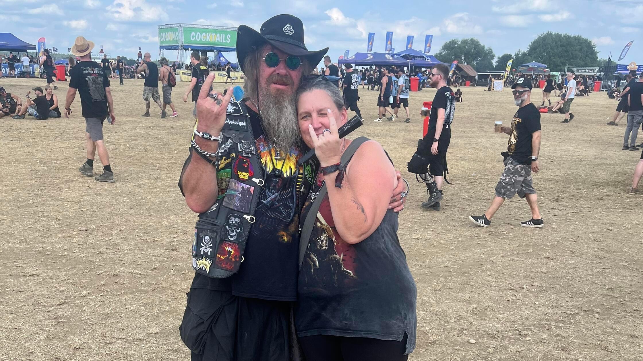 Es sieht nicht nach dem ersten Metal-Festival aus: Zwei Fans zeigen den Teufelsgruß.