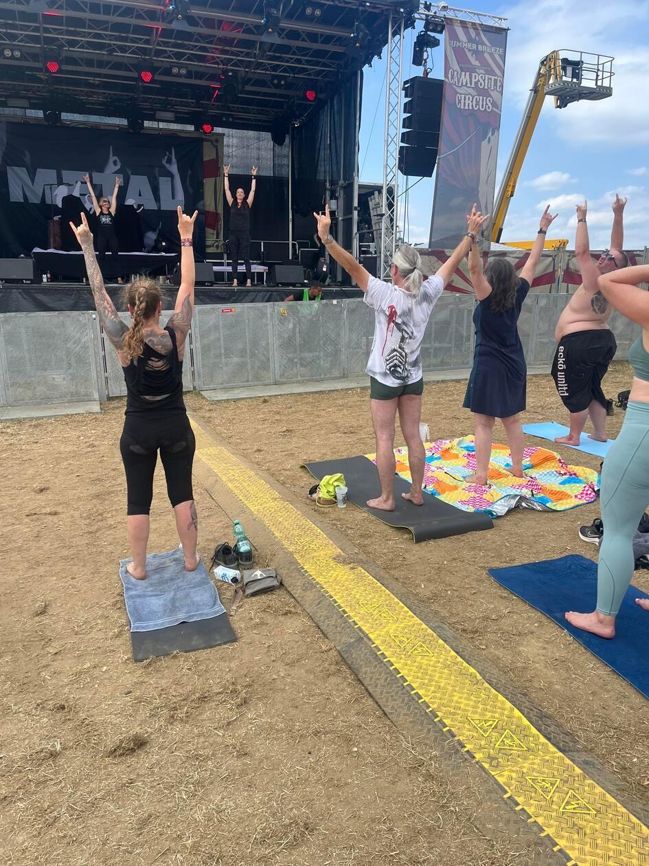 Mit Sportmatten bewaffnet machten sich hunderte Leute zur Bühne auf.