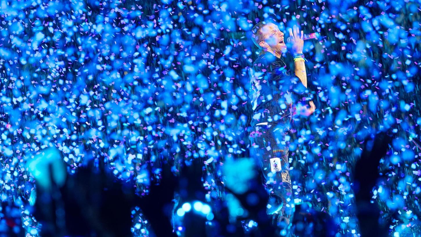 Mit den blauen Lichtern sieht es fast aus wie in einem Aquarium: Doch der Frontsänger einer britischen Popband ist anscheinend auf der Suche nach richtigen Gewässern. Mit den blauen Lichtern sieht es fast aus wie in einem Aquarium: Doch der Frontsänger einer britischen Popband ist anscheinend auf der Suche nach richtigen Gewässern.