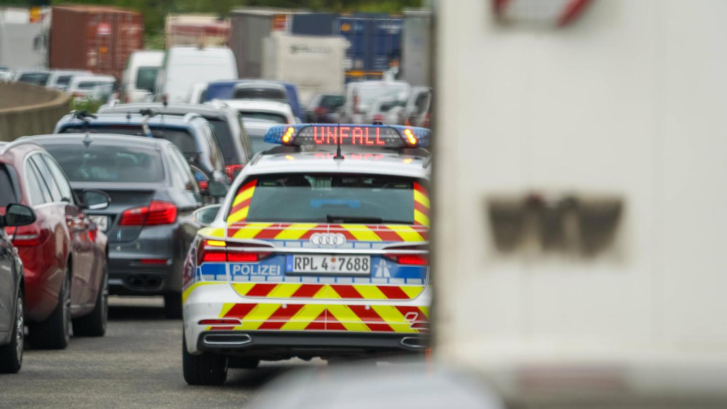 Auf der A6 in Richtung Heilbronn ging am Montag wegen eines Unfalls bei Nürnberg stundenlang nichts mehr. (Symbolbild) Auf der A6 in Richtung Heilbronn ging am Montag wegen eines Unfalls bei Nürnberg stundenlang nichts mehr. (Symbolbild)
