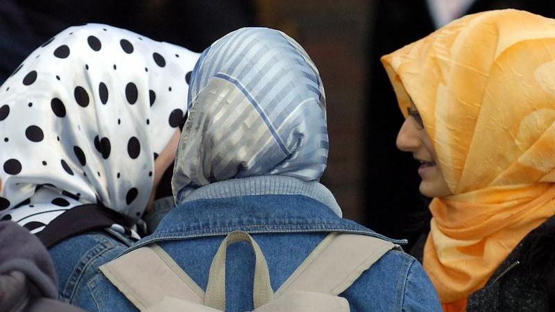 Kopftücher und Großfamilien in Arztpraxis verboten