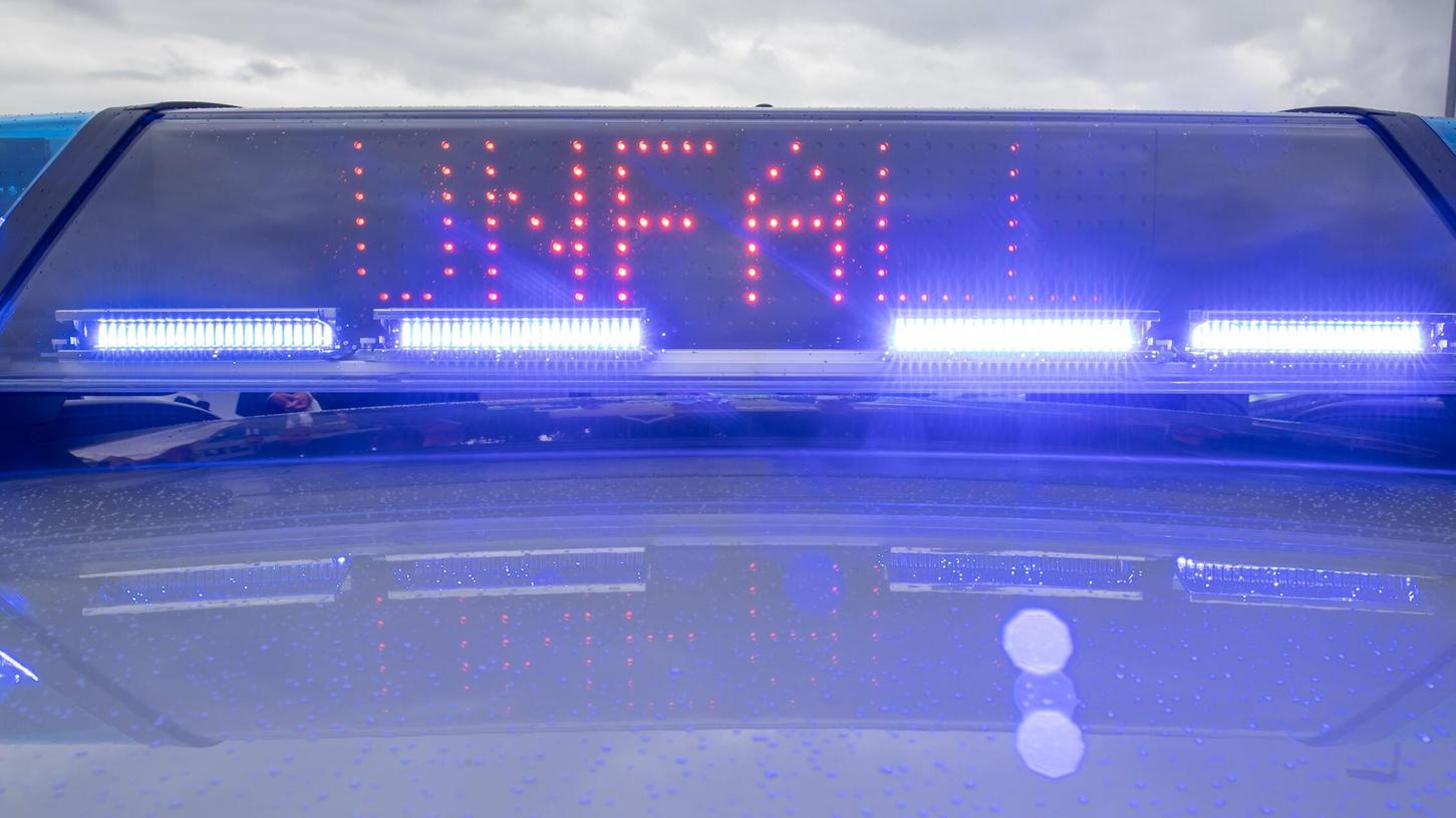 Aus unbekanntem Grund kam in Wachenroth eine 36-Jährige mit ihrem Fahrzeug von der Fahrbahn ab und prallte gegen eine Ampel. Aus unbekanntem Grund kam in Wachenroth eine 36-Jährige mit ihrem Fahrzeug von der Fahrbahn ab und prallte gegen eine Ampel.