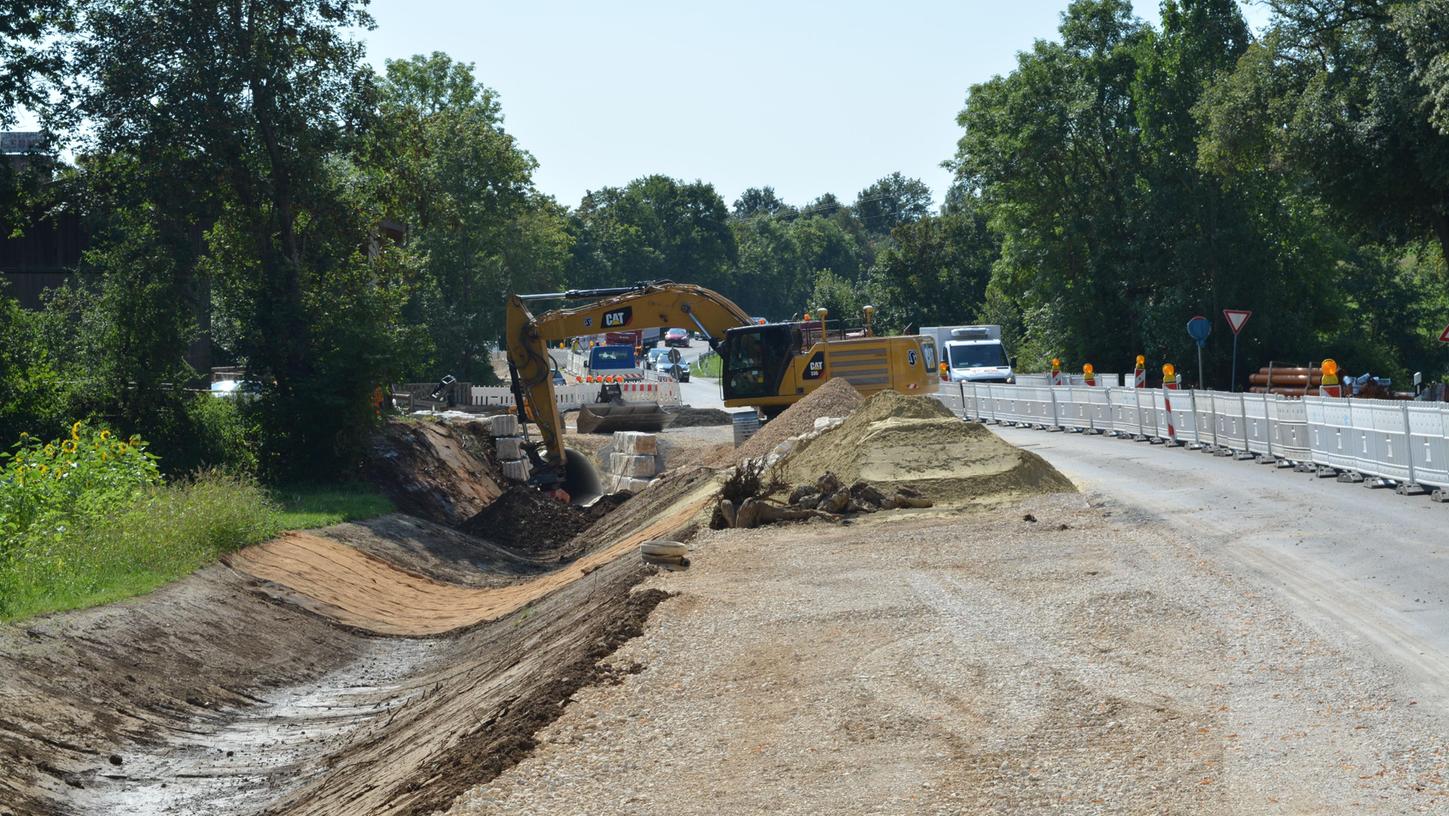 Einspurig fließt aktuell der Verkehr an der Baustelle zwischen Weißenburg und Ellingen vorbei. Einspurig fließt aktuell der Verkehr an der Baustelle zwischen Weißenburg und Ellingen vorbei.