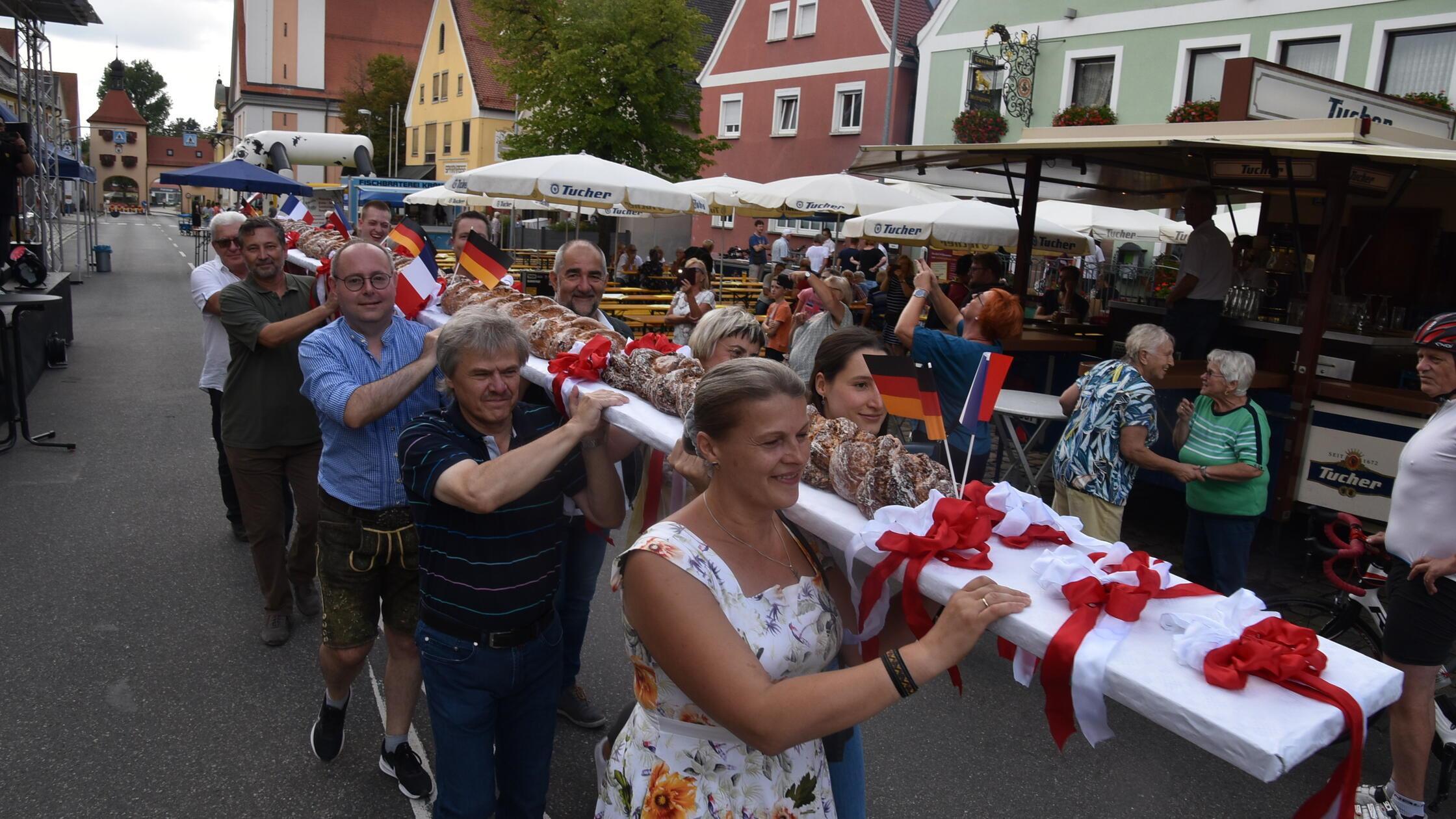 Mega-Hefezopf und französisches Flair: So feiert Allersberg sein ...