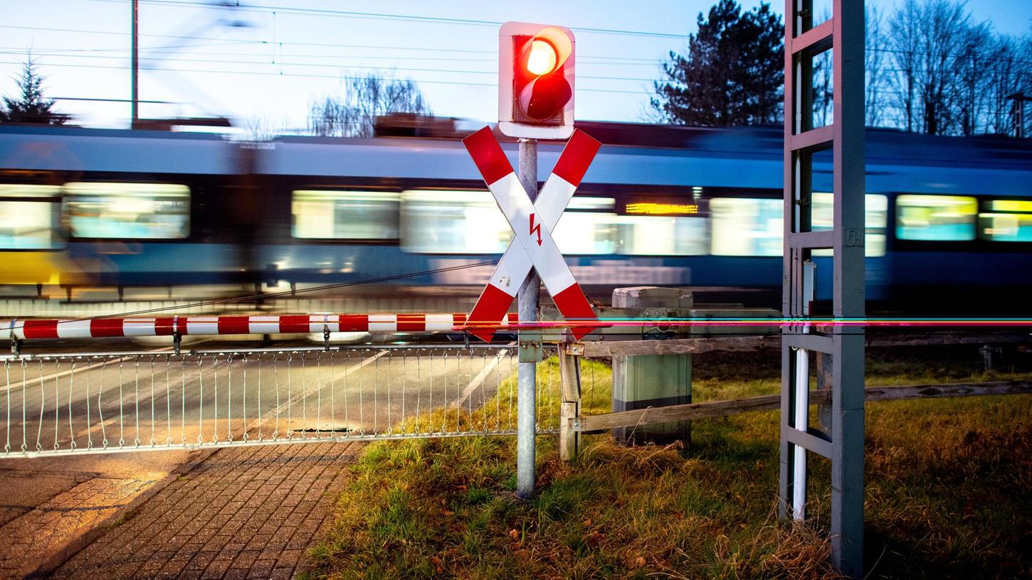 Als der 14-jährige Fahrschüler mit dem landwirtschaftliche Gespann mitten auf dem Bahnübergang war, gingen die Schranken wieder zu. Unser Bild zeigt nicht den Bahnübergang in Heglau. Als der 14-jährige Fahrschüler mit dem landwirtschaftliche Gespann mitten auf dem Bahnübergang war, gingen die Schranken wieder zu. Unser Bild zeigt nicht den Bahnübergang in Heglau.