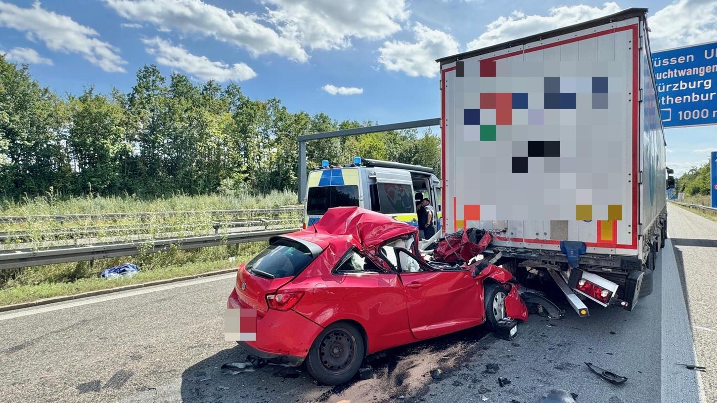 Am Mittwochmittag ist es auf der A6 im Landkreis Ansbach zu einem schweren Verkehrsunfall gekommen. Am Mittwochmittag ist es auf der A6 im Landkreis Ansbach zu einem schweren Verkehrsunfall gekommen.