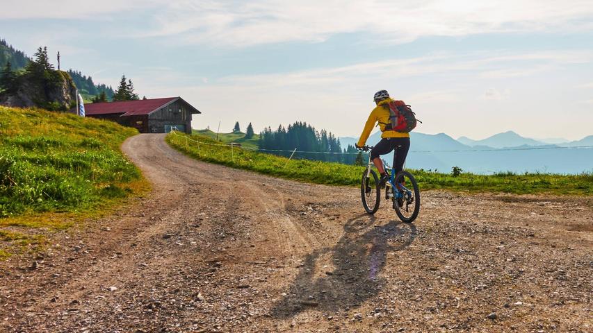Mountainbikerin unterwegs zum Wallberg bei Rottach-Egern. Mountainbikerin unterwegs zum Wallberg bei Rottach-Egern.