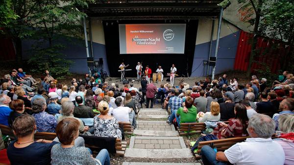 Bis Mittwoch, 28. August rollt noch das Mobile Kino zum Sommernachtfilmfestival an verschiedenen Locations in und um Nürnberg, Fürth, Erlangen oder Schwabach seine Leinwand aus. Besucher können sich täglich Programm an elf verschiedenen Spielorten mit 100 Filmvorführungen freuen.