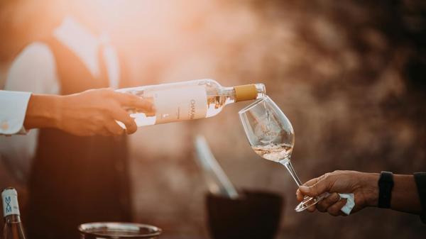 Von Donnerstag, 22. August, bis Sonntag, 25. August, zelebriert die Stadt Ansbach das Weinfest. Zum zweiten Mal lädt die Stadt auf den Johann-Sebastian-Bach-Platz, um dort fränkische Winzerprodukte sowie das kulinarische Angebot bei Live-Musik und freiem Eintritt zu probieren.