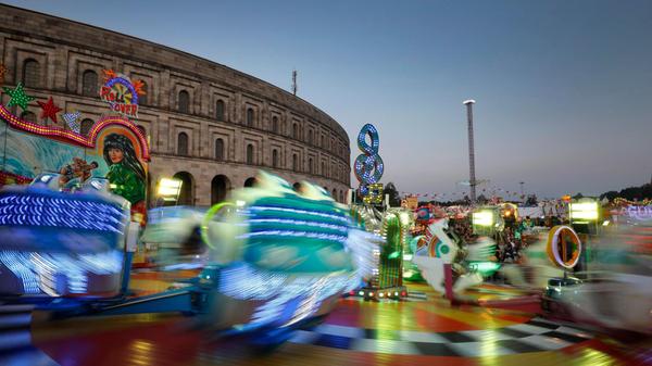 Das Nürnberger Herbst-Volksfest zieht von Freitag, 23. August, bis Sonntag, 8. Septemberm mit verschiedenen Motto-Tagen, Fahrgeschäften, Festzelten und Essensangeboten wieder Tausende an den Dutzendteich.