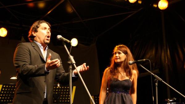 Am Freitag, 23. August, bespielt das süddeutsche Kammerensemble gemeinsam mit drei Gesangssolisten den Serenadenhof. Ab 19.30 Uhr läuft dort italienische Musik bei "La Notte Italiana". Tickets gibt es ab rund 47 Euro.