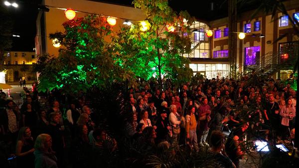 Am Freitag, 23. August, steigt das Live-Musik-Bingo "4 Songs für ein Halleluja" im E-Werk-Garten. Ab 19 Uhr müssen Besucher einige der gespielten Songs erkennen, um zu gewinnen.