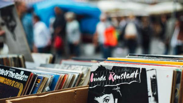 Am Freitag, 23. August sowie Samstag, 24. August, stehen am großen Parkplatz der Meistersingerhalle verschiedene Stände bei einem Flohmarkt bereit. Schnäppchenjäger können sich von 6 bis 15 Uhr durch die Second-Hand-Ware wühlen.
