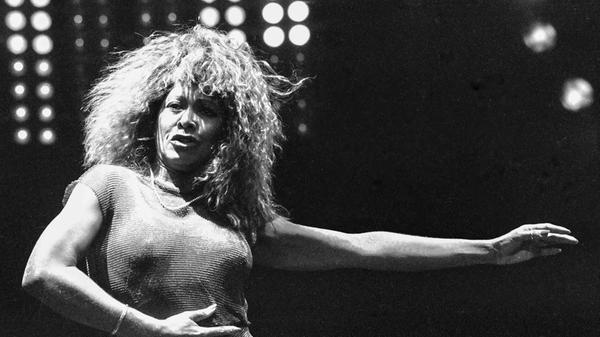 Die große Tina Turner-Tribute-Show "Just Tina" kommt am Samstag, 24. August, in den Serenadenhof. Ab 19.30 Uhr laufen dort die berühmten Hits der "Queen of Rock". Tickets für die Veranstaltung gibt es ab rund 46 Euro.