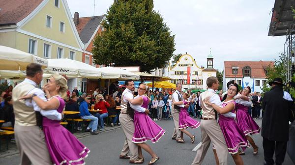 Am Samstag, 24. August, feiert die Gemeinde Allersberg Bürgerfest. Ab 15 Uhr erwartet die Besucher ein kulinarisches Angebot, Unterhaltungsmusik sowie Show- und Tanzeinlagen auf dem Marktplatz.