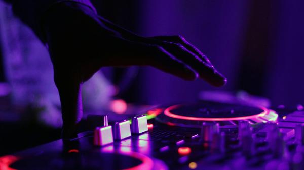 Am Samstag, 24. August, steigt die 80er-90er-2000er-Party im Hirsch, in Nürnberg. Auf zwei Areas legen die DJs Micha und Harry die besten Partyhits auf. Area 1 steht für die Hits der 90er und 2000er mit Dance, Charts, Hip-Hop, Rock und Pop. Die besten 80er-Hits mit einem bunten Mix aus Rock, Pop, Dance, Wave und Neue Deutsche Welle gibt es auf Area 2. Bei schönem Wetter hat der Biergarten inklusive Pizzastand geöffnet. Einlass der Veranstaltung ist ab 21 Uhr und der Eintritt kostet 10 Euro.