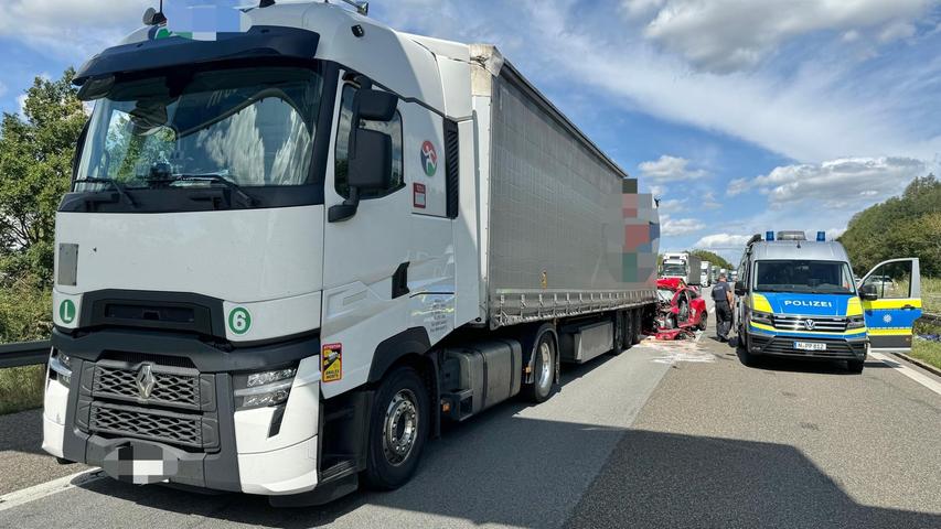 Die Polizei sucht nach Zeugen, um den Unfall zu rekonstruieren. Die Polizei sucht nach Zeugen, um den Unfall zu rekonstruieren.
