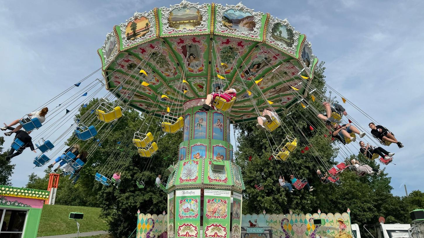 Schon bald geht‘s los und tausende Besucher und Besucherinnen werden auf dem klassischen "Wellenflug"-Karussell sitzen. Schon bald geht‘s los und tausende Besucher und Besucherinnen werden auf dem klassischen "Wellenflug"-Karussell sitzen.
