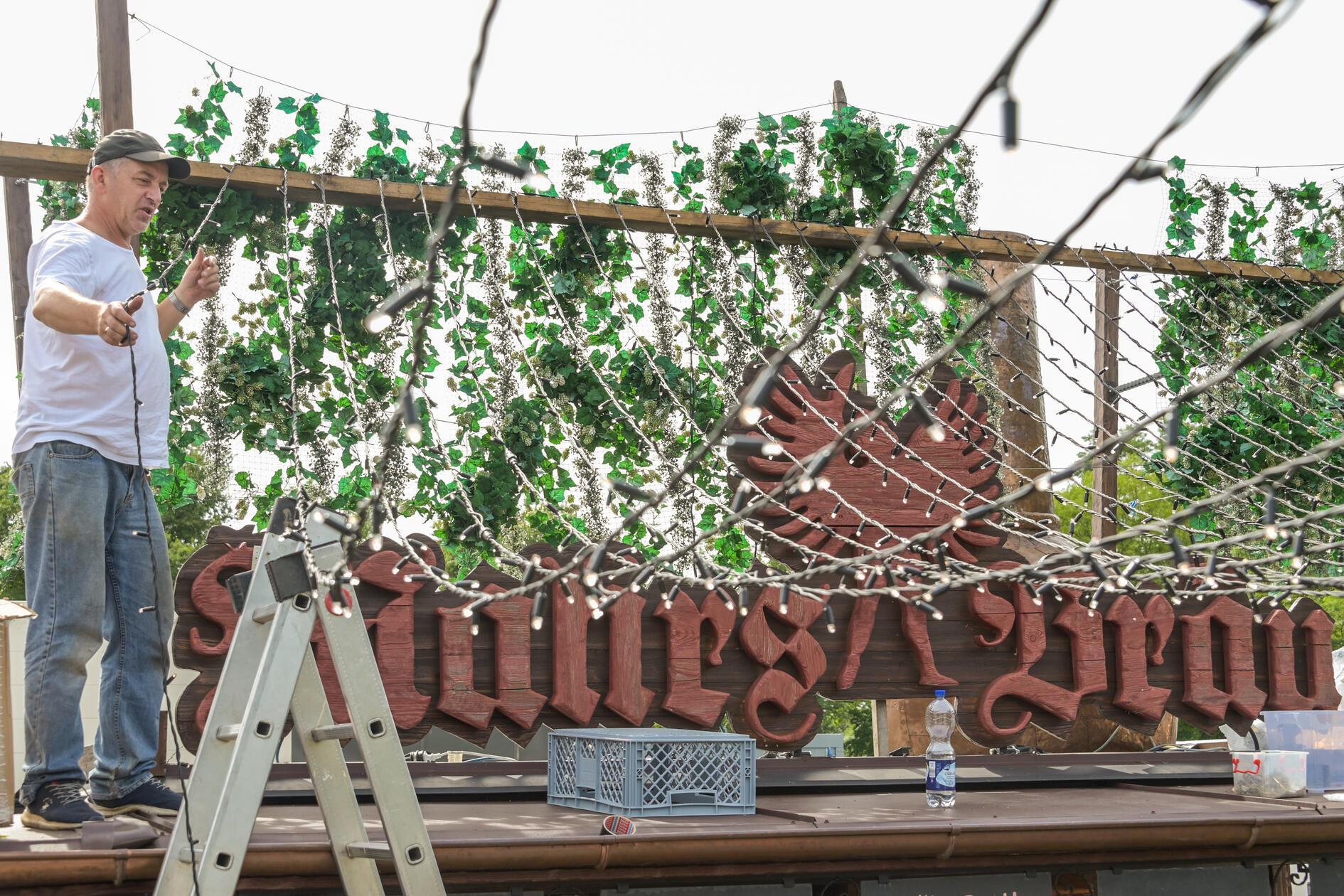 Noch laufen die letzten Vorbereitungen. Am Freitag, 23. August 2024, öffnet das Nürnberger Herbstvolksfest seine Tore.