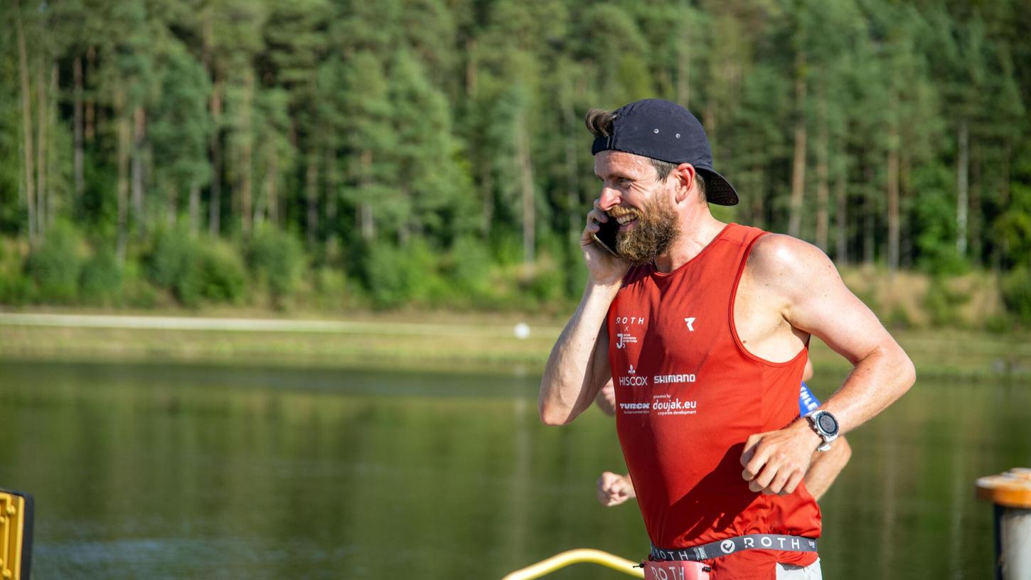 Extremsportler Jonas Deichmann gibt ein Telefoninterview, während er zum Weltrekord läuft. Extremsportler Jonas Deichmann gibt ein Telefoninterview, während er zum Weltrekord läuft.