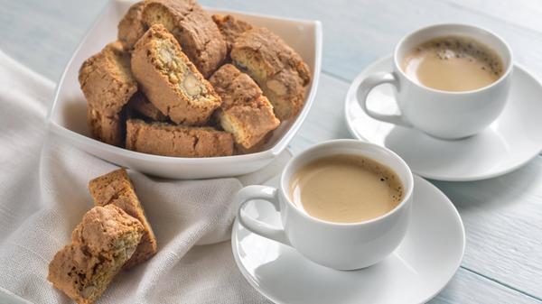 Two cups of coffee with cantuccini PUBLICATIONxINx