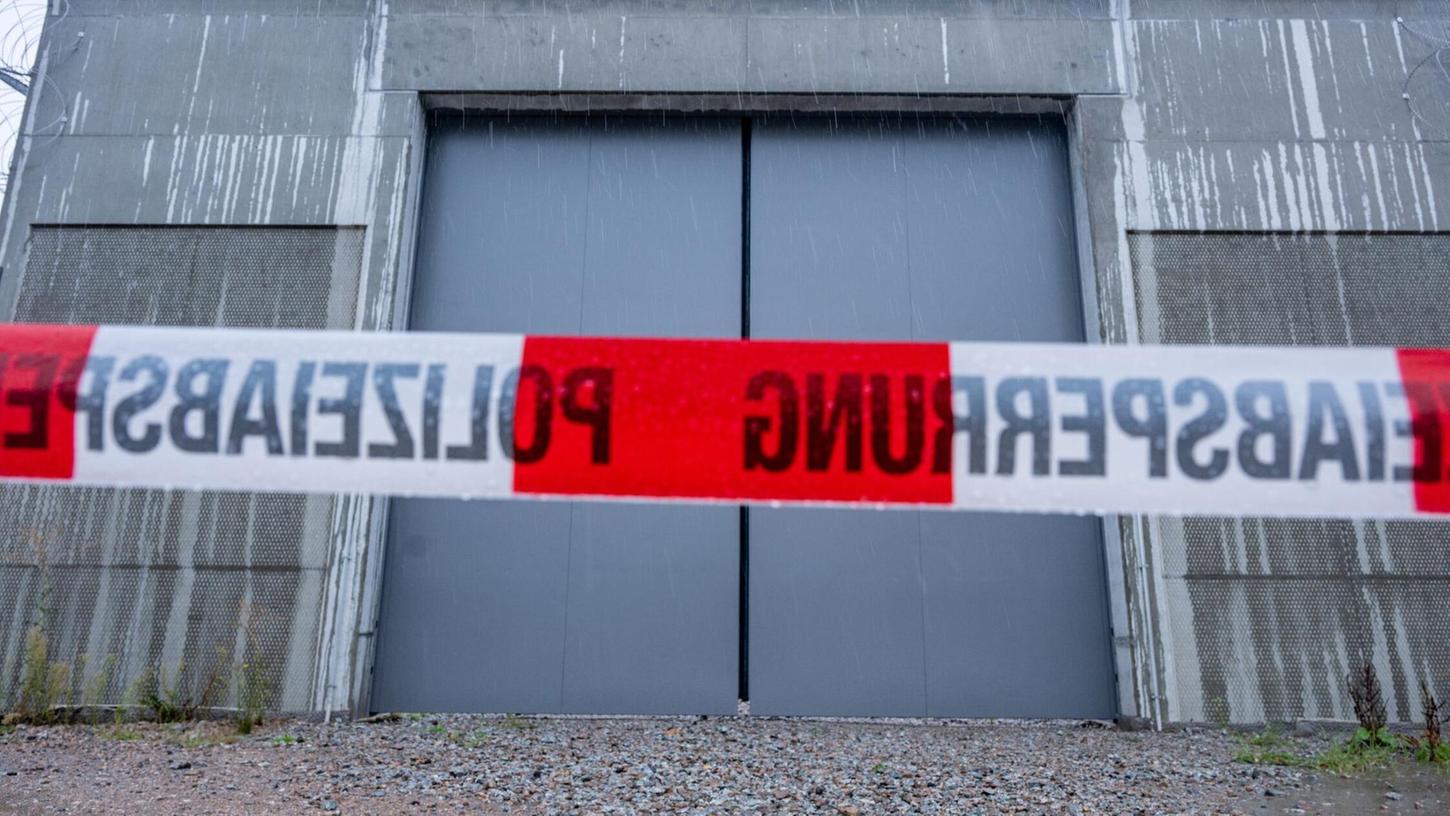 Absperrband vor dem Tor des Bezirkskrankenhauses Straubing. Aus dieser geschlossenen Einrichtung gelang den Straftätern die Flucht. Absperrband vor dem Tor des Bezirkskrankenhauses Straubing. Aus dieser geschlossenen Einrichtung gelang den Straftätern die Flucht.