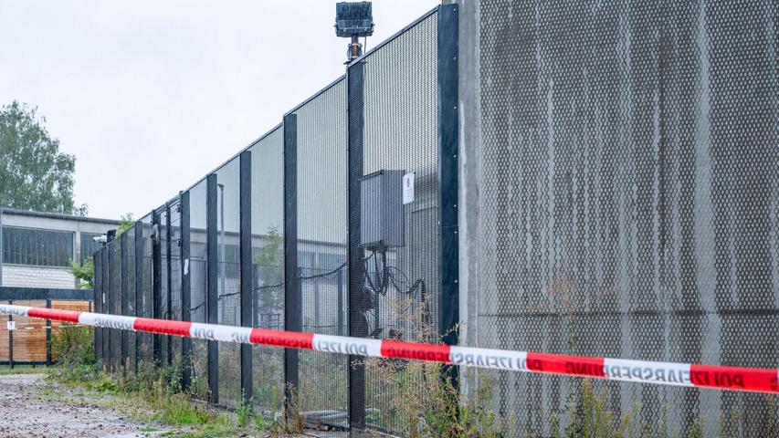 Einer von vier aus dem BKH Straubing geflohenen Straftätern ist gefasst worden. Einer von vier aus dem BKH Straubing geflohenen Straftätern ist gefasst worden.