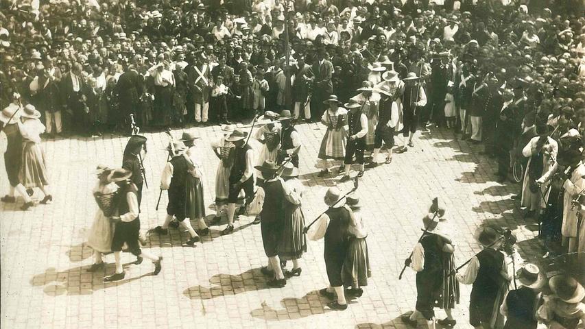 Am Marktplatz wurde zum ersten Mal der Schäfertanz aufgeführt. Auch die Musiker der Stadtkapelle waren in traditioneller Schäferkluft gekleidet und musizierten unter der Leitung des Stadtmusikmeisters Otto Scheuernstuhl. Am Marktplatz wurde zum ersten Mal der Schäfertanz aufgeführt. Auch die Musiker der Stadtkapelle waren in traditioneller Schäferkluft gekleidet und musizierten unter der Leitung des Stadtmusikmeisters Otto Scheuernstuhl.