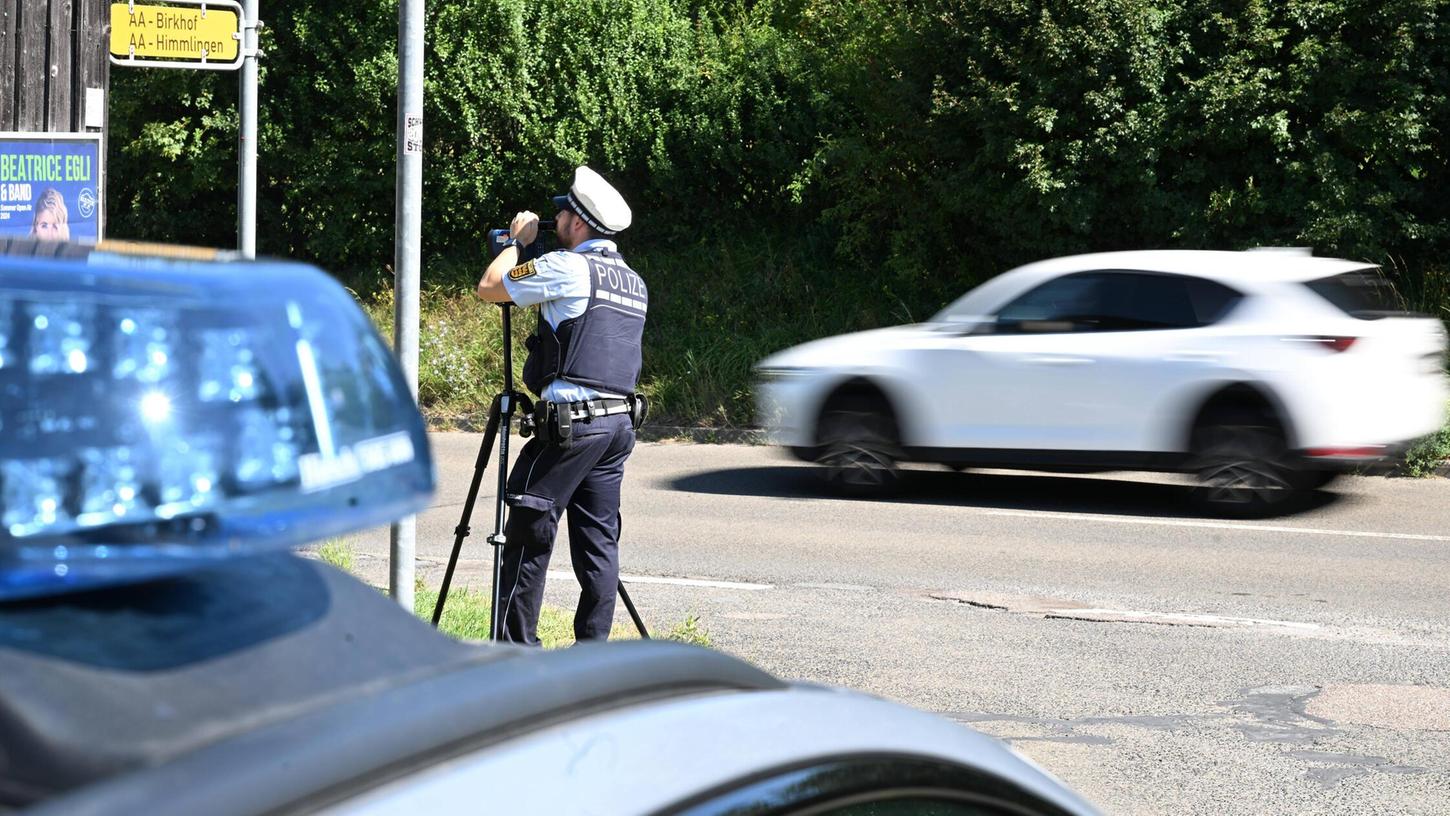 Mit Handlasergeräten, mobilen Geräten und einem Blitzeranhänger stand die Polizei am Donnerstagabend in der Region bereit. Mit Handlasergeräten, mobilen Geräten und einem Blitzeranhänger stand die Polizei am Donnerstagabend in der Region bereit.