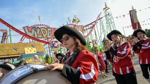 Gemeinsam mit über 300 Teilnehmern, darunter Brauchtumsvereine und Königinnen anderer Feste und Branchen, führten sie den traditionellen Volksfestzug an und läuten damit die Festzeit ein.
