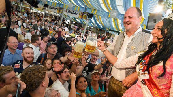 Gegen 17.30 Uhr erfolgte dann der offizielle Anstich im Festzelt Papert. Bürgermeister Christian Vogel hat das erste Fass mit zwei Schlägen angezapft und damit das Nürnberger Volksfest offiziell eröffnet.