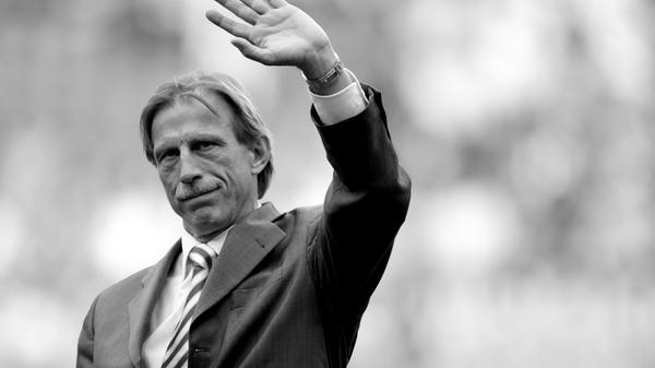 Er galt als Sprücheklopfer und Lautsprecher, als Motivationskünstler und Messias: Der ehemalige Fußballtrainer Christoph Daum ist am Samstag, 24. August 2024, im Kreise seiner Familie verstorben. Seit dem Herbst 2022 hatte er gegen Lungenkrebs gekämpft.