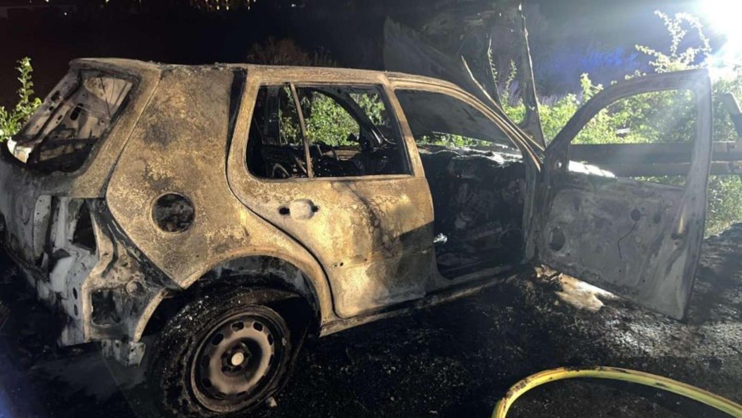 Das Auto brannte völlig aus. Das Auto brannte völlig aus.