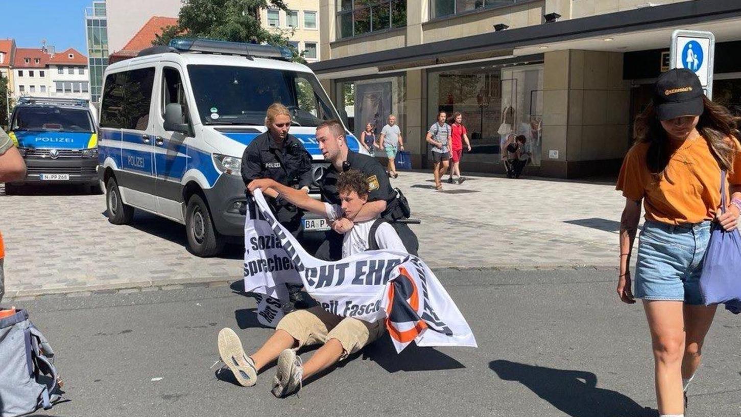 Der Klimaprotest in Nürnberg ist vorzeitig durch die Polizei beendet worden. Der Klimaprotest in Nürnberg ist vorzeitig durch die Polizei beendet worden.
