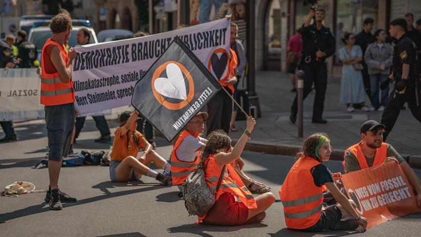 Die Klimaaktivisten haben sich auf die Fahrbahn blockiert und auch nach Aufforderung der Polizei nicht aufgestanden. Die Klimaaktivisten haben sich auf die Fahrbahn blockiert und auch nach Aufforderung der Polizei nicht aufgestanden.