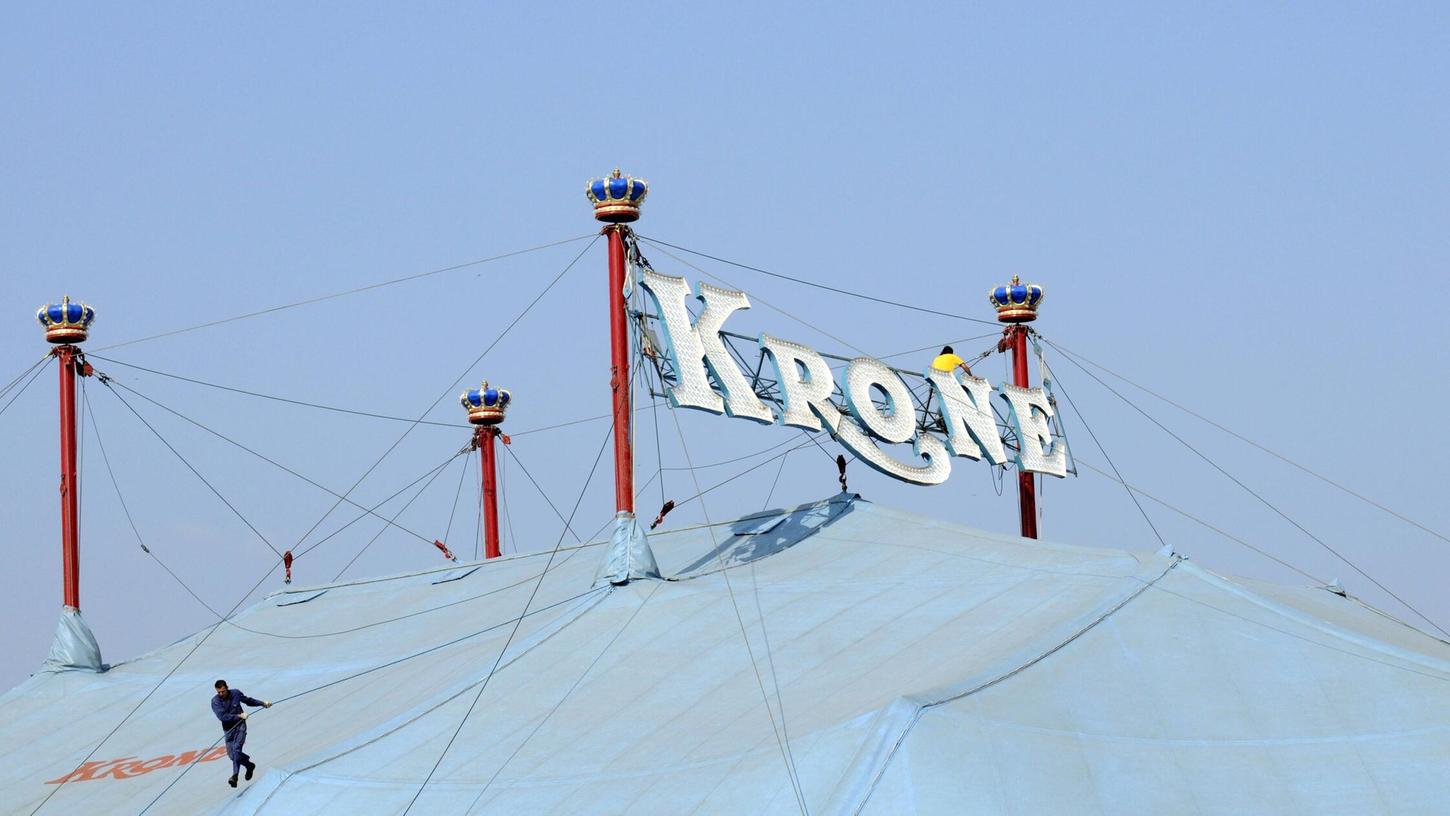 Bei den Abbauarbeiten nach dem Gastspiel von Circus Krone in Neustadt/Aisch ist es zu einem schweren Unfall gekommen. Bei den Abbauarbeiten nach dem Gastspiel von Circus Krone in Neustadt/Aisch ist es zu einem schweren Unfall gekommen.