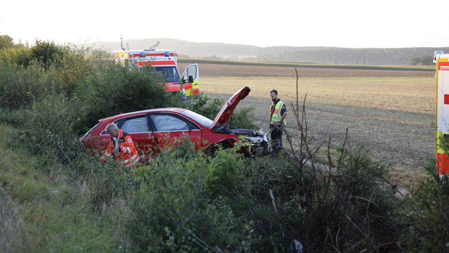 Krachte auf der B 8 zuerst in die Leitplanke und blieb dann im Grünstreifen liegen: ein roter Audi. Krachte auf der B 8 zuerst in die Leitplanke und blieb dann im Grünstreifen liegen: ein roter Audi.