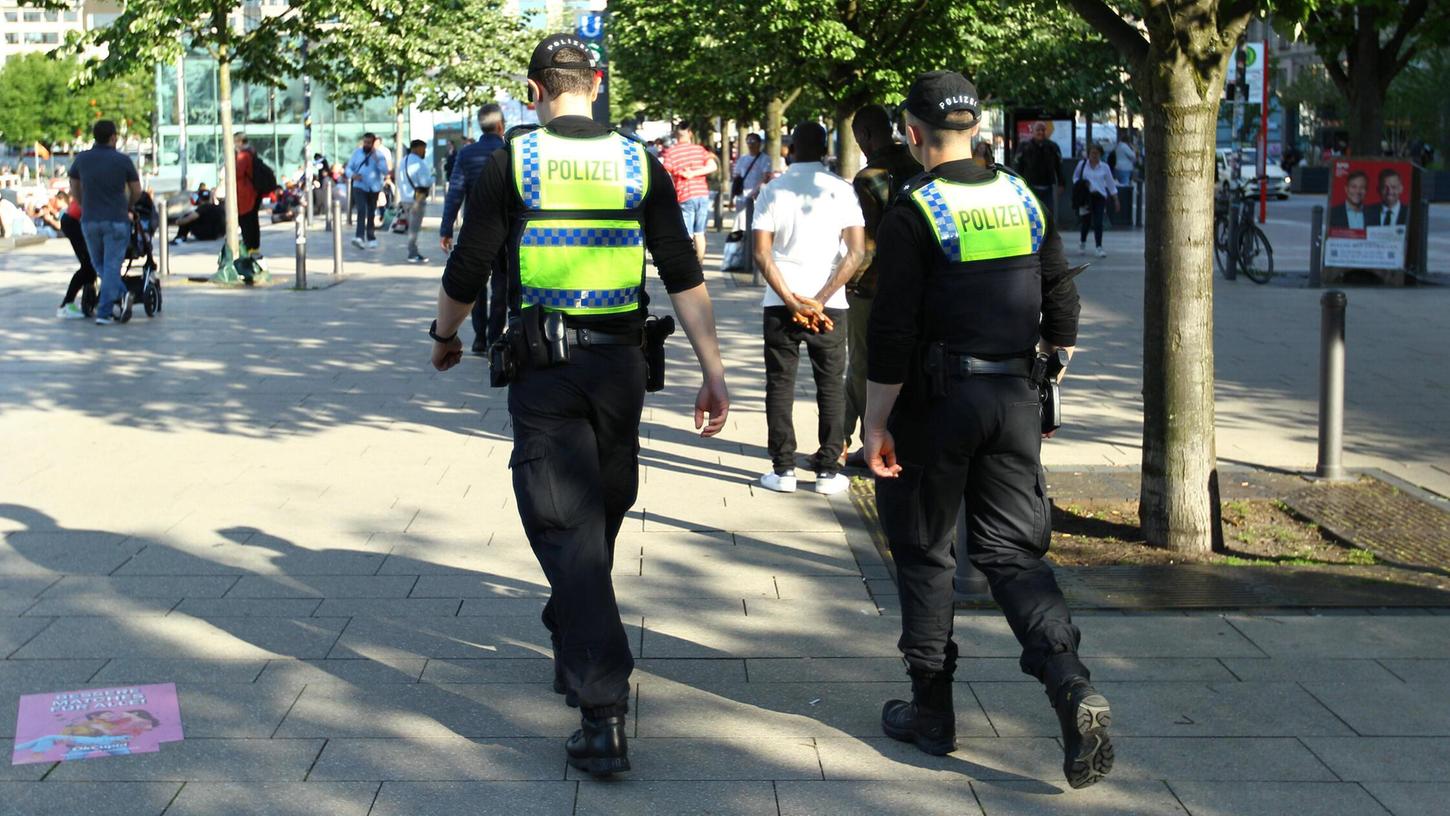 Die herbeigerufenen Polizeibeamten erkannten den Verdächtigen von zurückliegenden Einsätzen. (Symbolbild) Die herbeigerufenen Polizeibeamten erkannten den Verdächtigen von zurückliegenden Einsätzen. (Symbolbild)