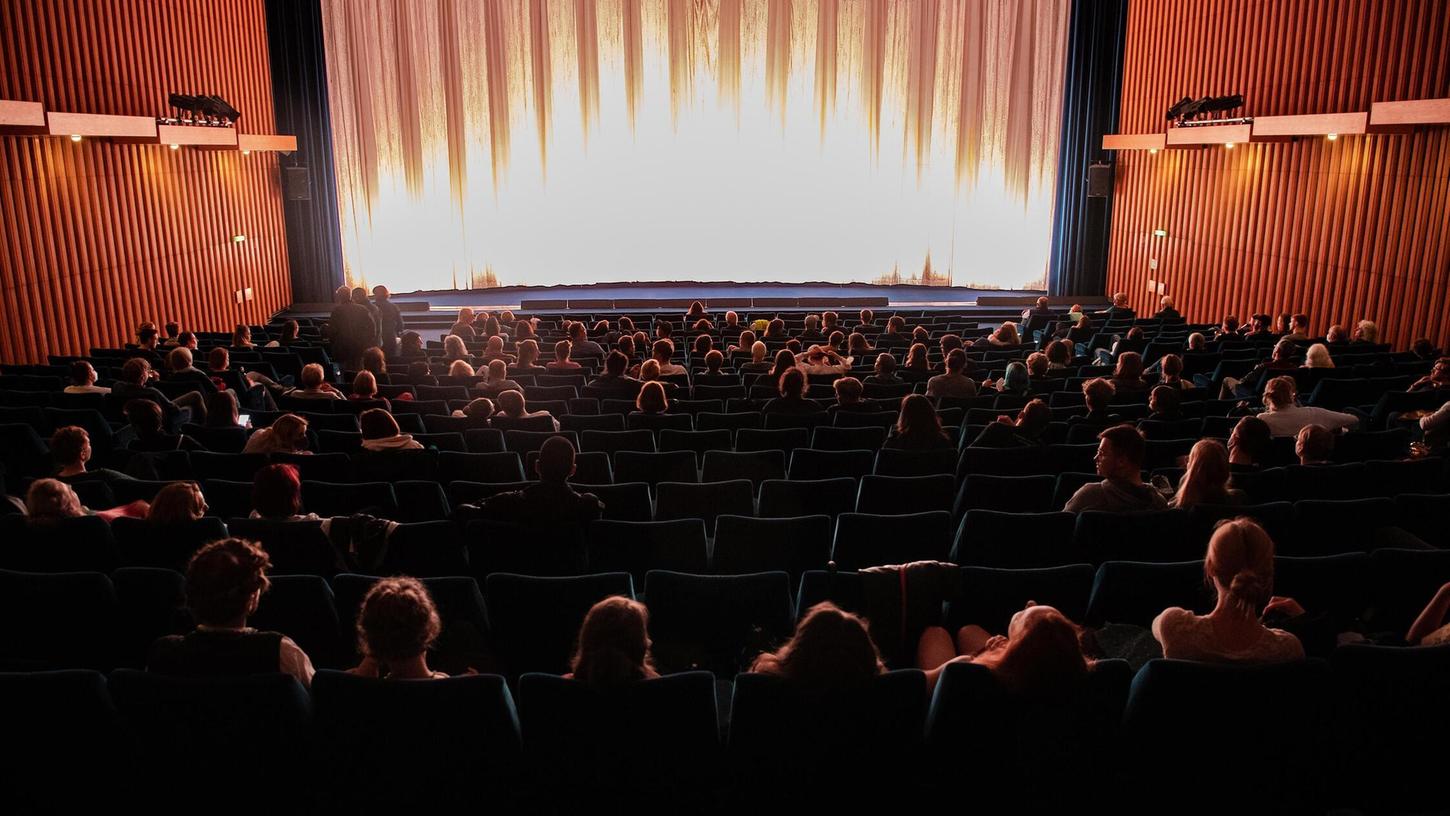 Berlin: Filmfans sitzen im Saal des Kino International und warten auf den Beginn des Films "Nomadland". Berlin: Filmfans sitzen im Saal des Kino International und warten auf den Beginn des Films "Nomadland".