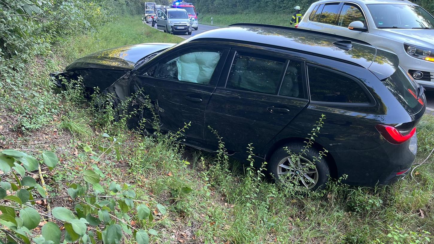 Nach dem Unfall staute sich der Verkehr auf der B2. Nach dem Unfall staute sich der Verkehr auf der B2.